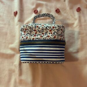 on the go makeup or skincare holder